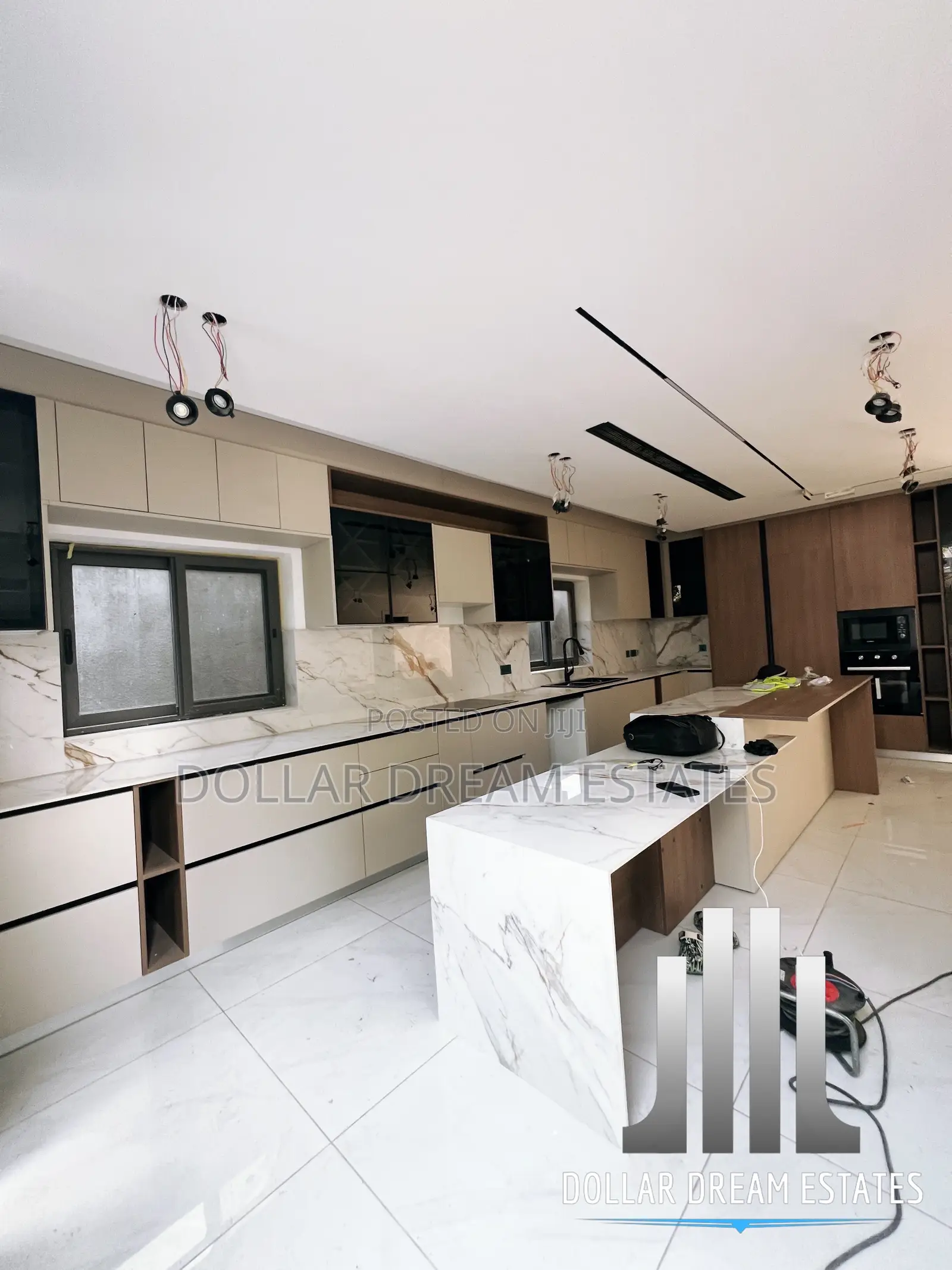 4bdrm Townhouse/Terrace in Dzorwulu for sale