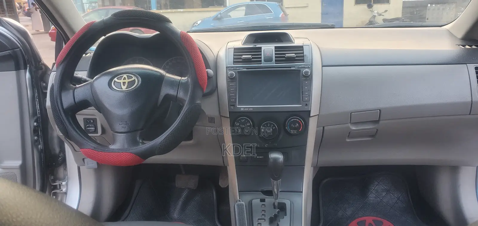 Toyota Corolla LE 4dr Sedan (1.8L 4cyl 4A) 2013 Silver