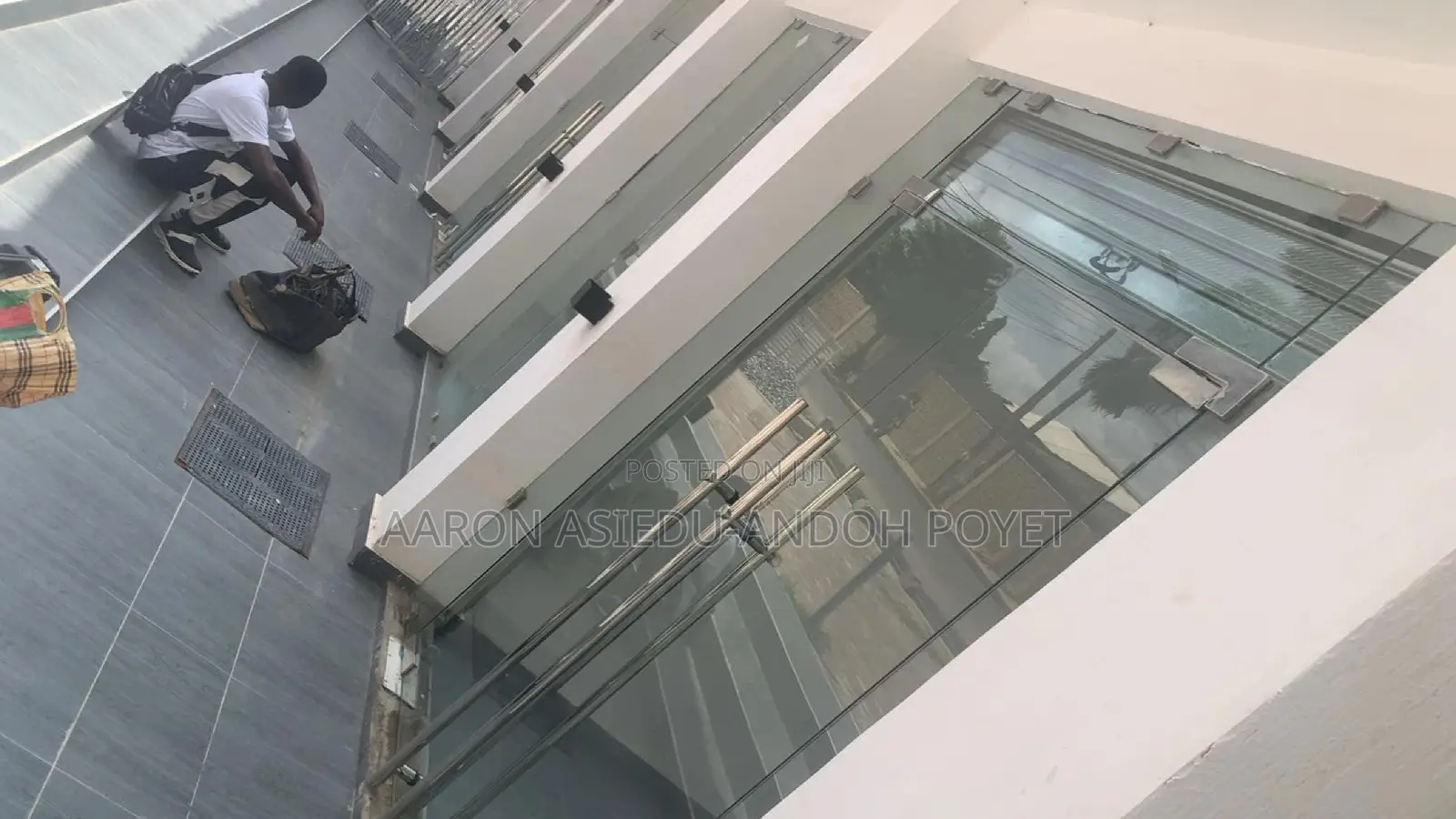 Frameless Door