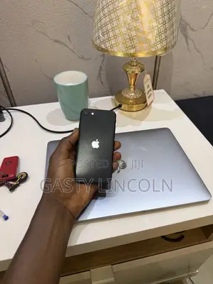 Apple iPhone SE (2020) 64 GB Black