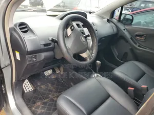 Toyota Yaris Base Hatchback 5dr 2011 Gray