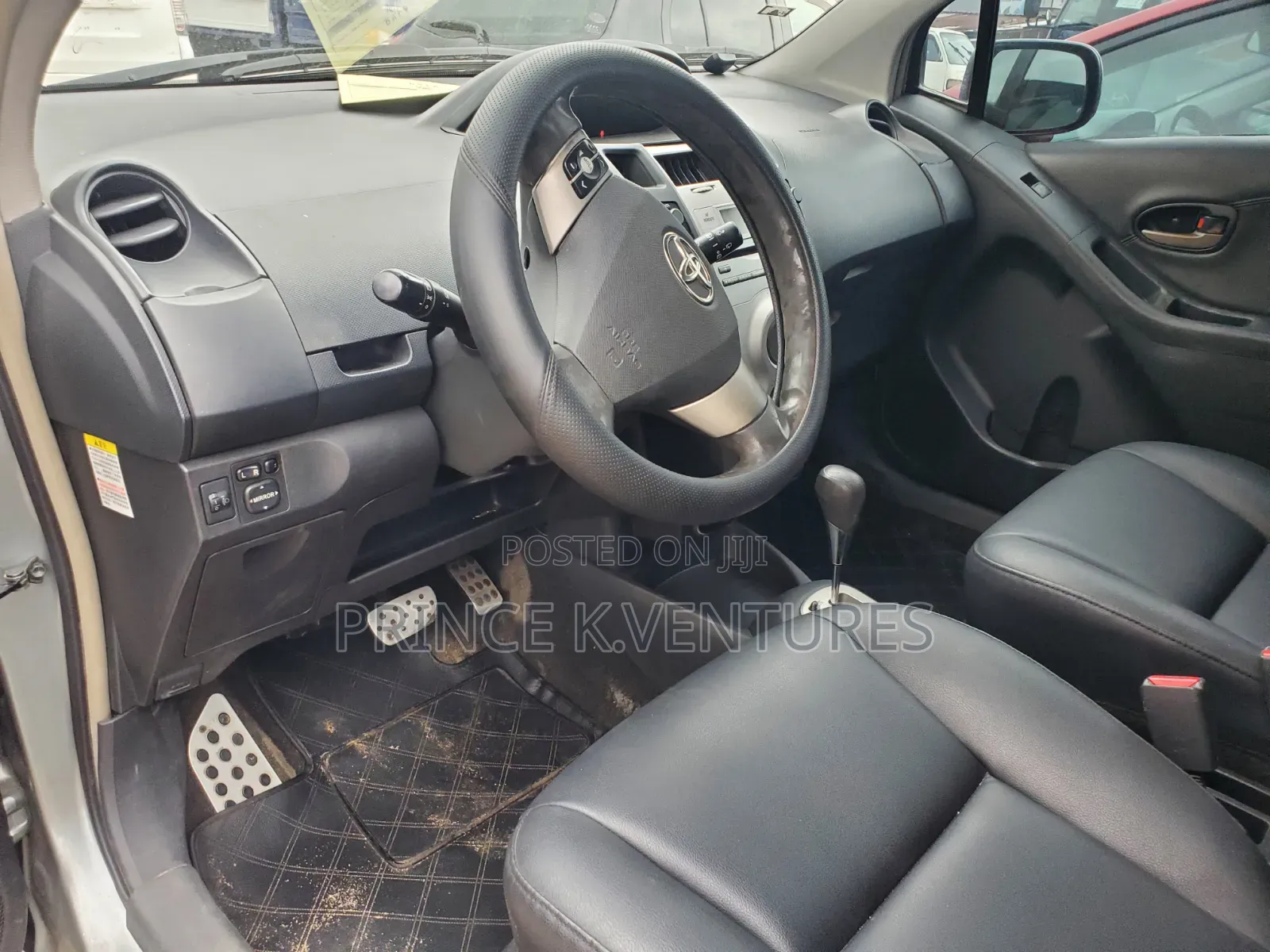 Toyota Yaris Base Hatchback 5dr 2011 Gray
