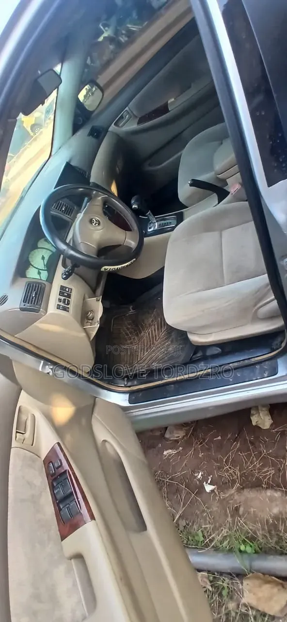 Toyota Corolla Base 4dr Sedan (1.8L 4cyl 5M) 2011 Silver