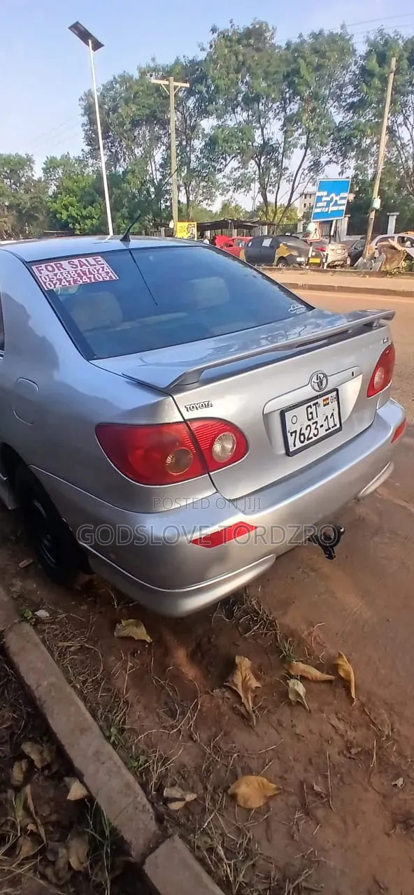 Toyota Corolla Base 4dr Sedan (1.8L 4cyl 5M) 2011 Silver