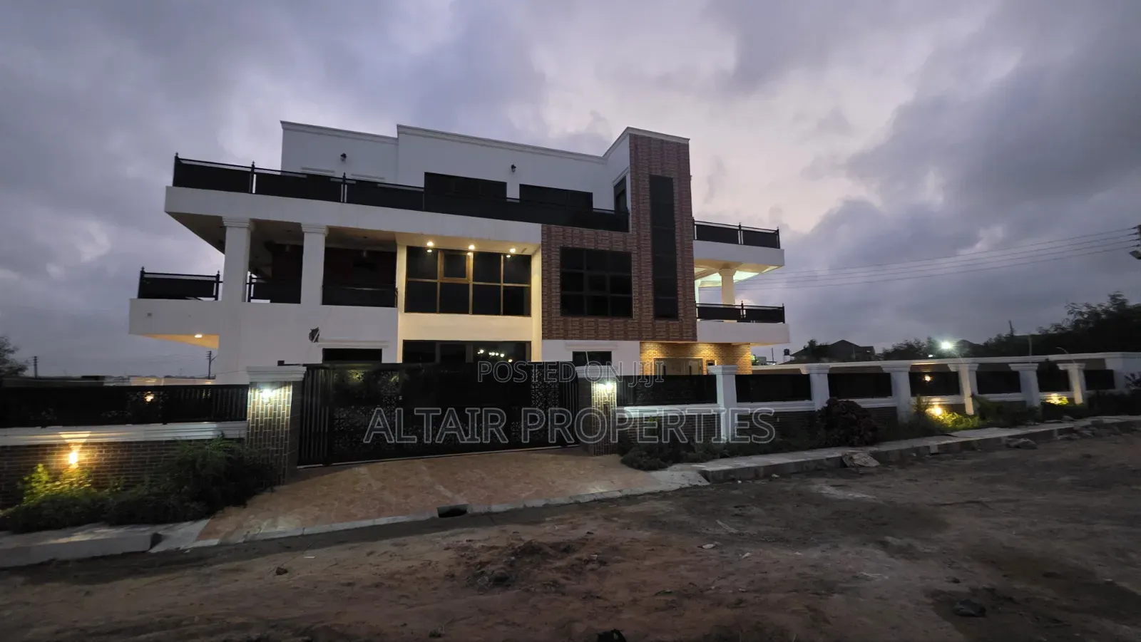 8bdrm House in Trasacco, Accra Metropolitan for sale