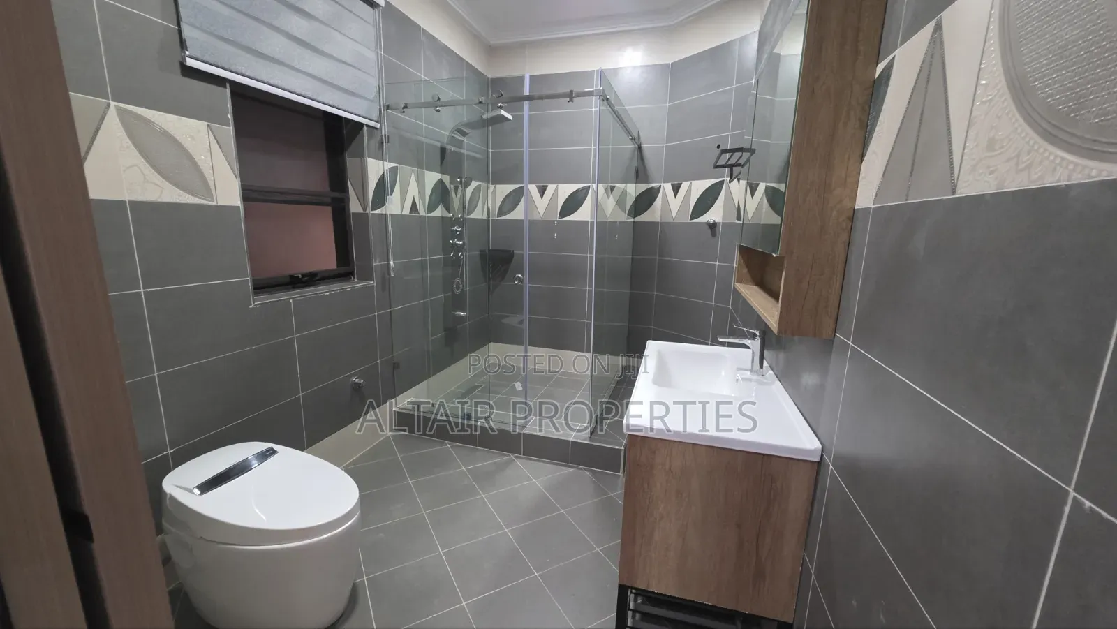 8bdrm House in Trasacco, Accra Metropolitan for sale