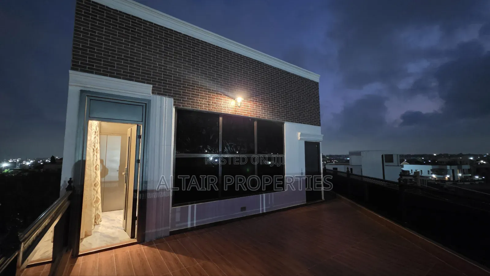 8bdrm House in Trasacco, Accra Metropolitan for sale