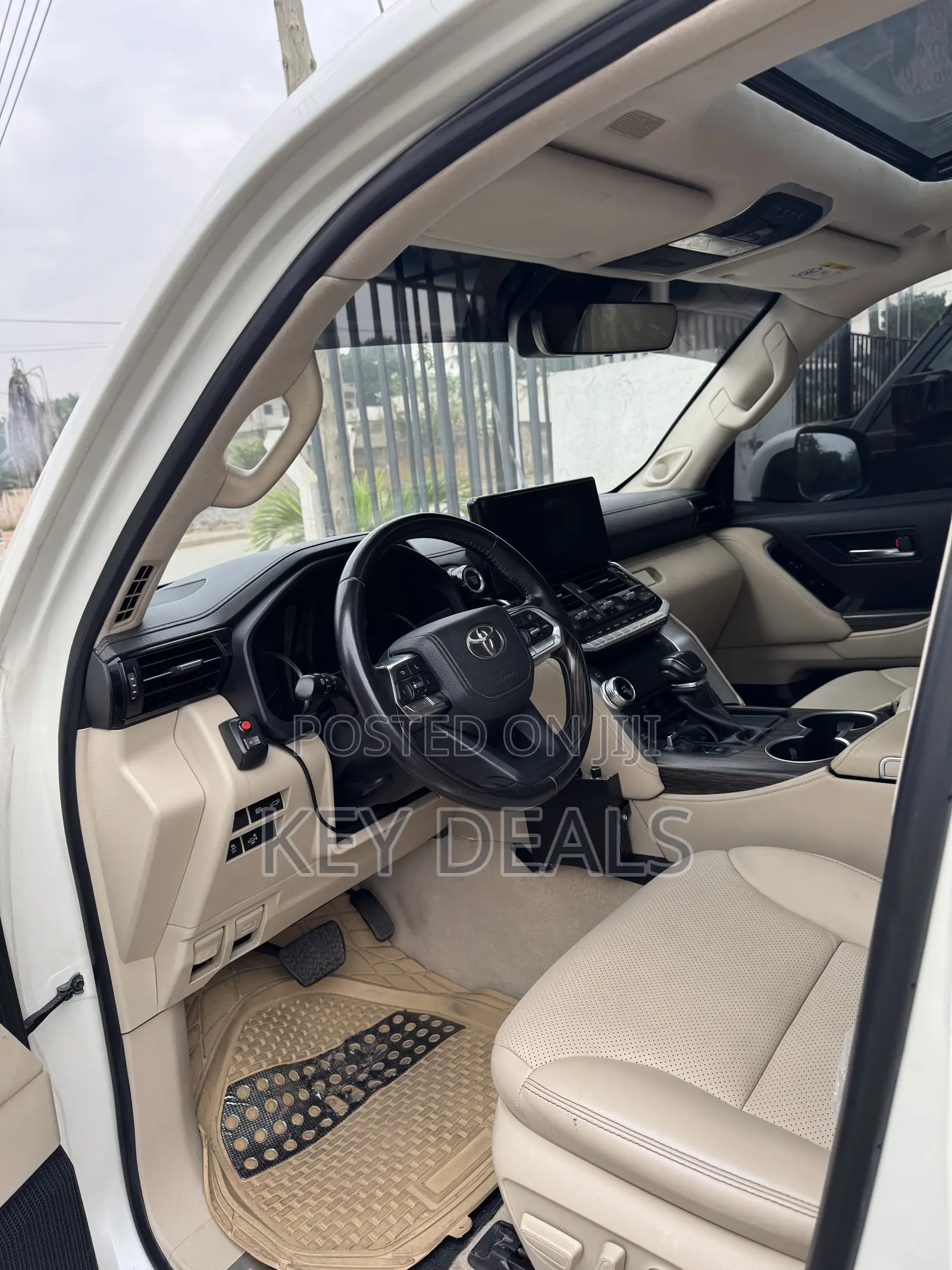 Toyota Land Cruiser LC300 2022 Off white