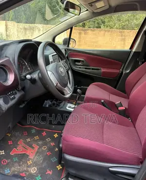 Toyota Vitz 1.3 AWD 5dr 2015 Burgundy