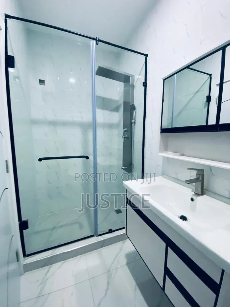5bdrm House in Lakeside Estate for rent