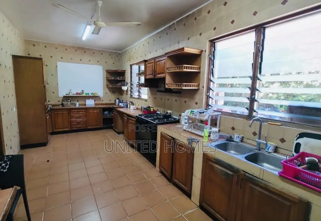 6bdrm House in Airport Residential Area for rent