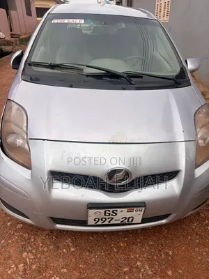Toyota Vitz 2009 Silver