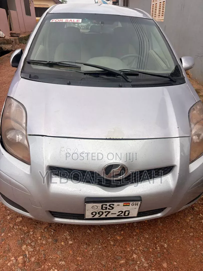 Toyota Vitz 2009 Silver