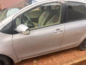 Toyota Vitz 2009 Silver