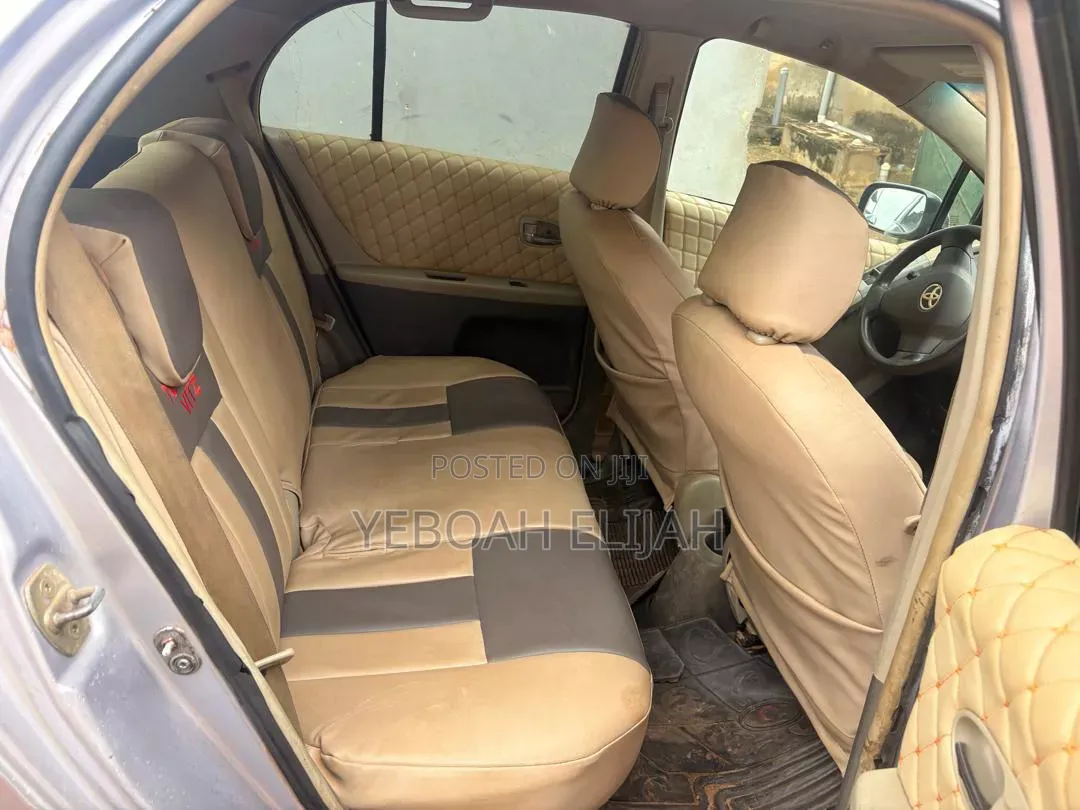 Toyota Vitz 2009 Silver