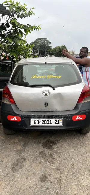 Toyota Vitz 2010 Silver