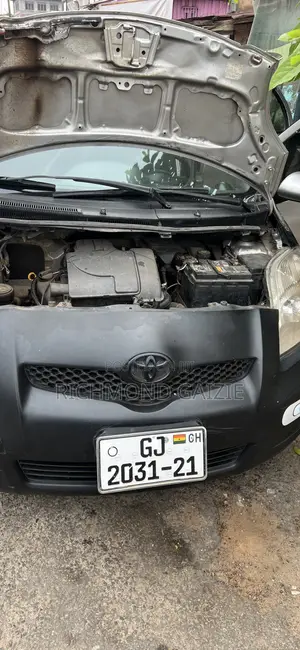 Toyota Vitz 2010 Silver