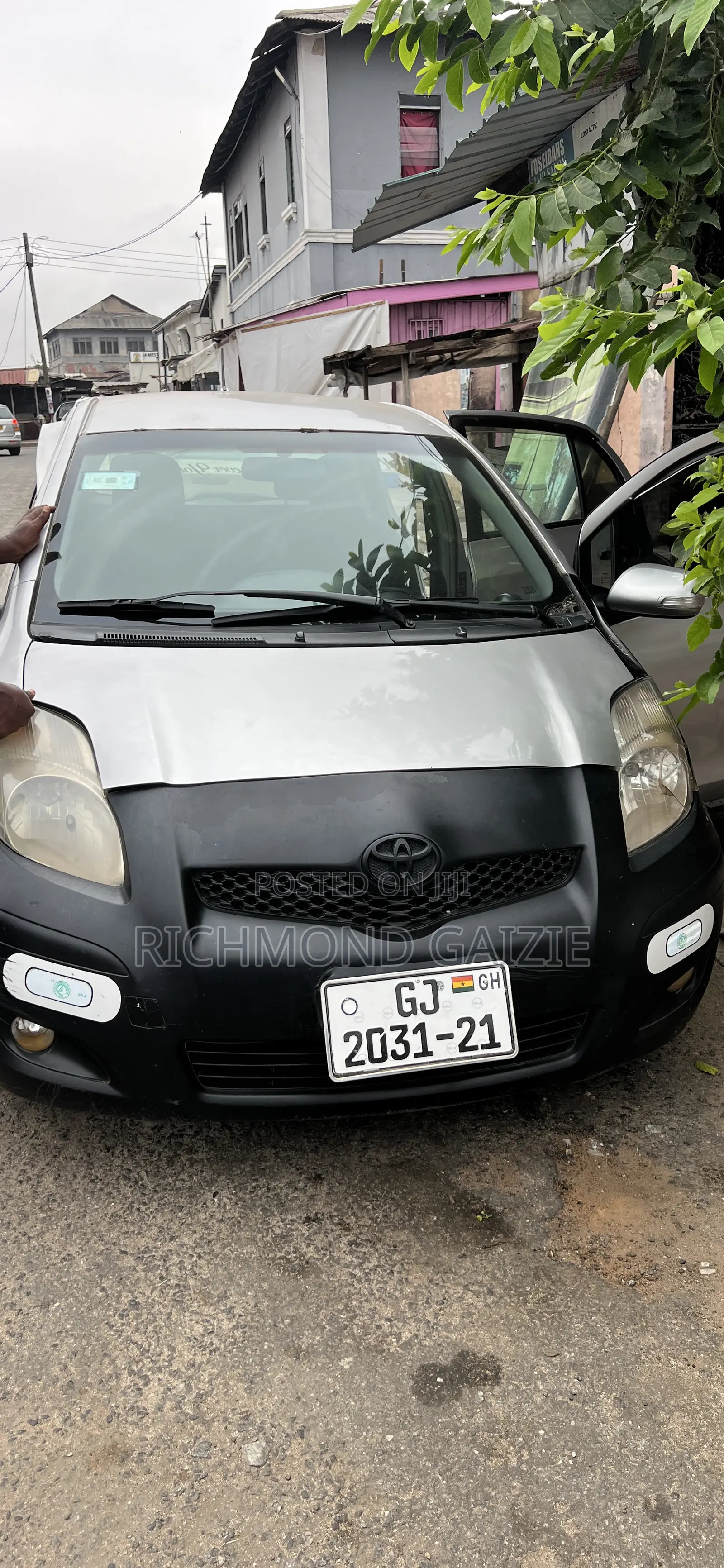Toyota Vitz 2010 Silver
