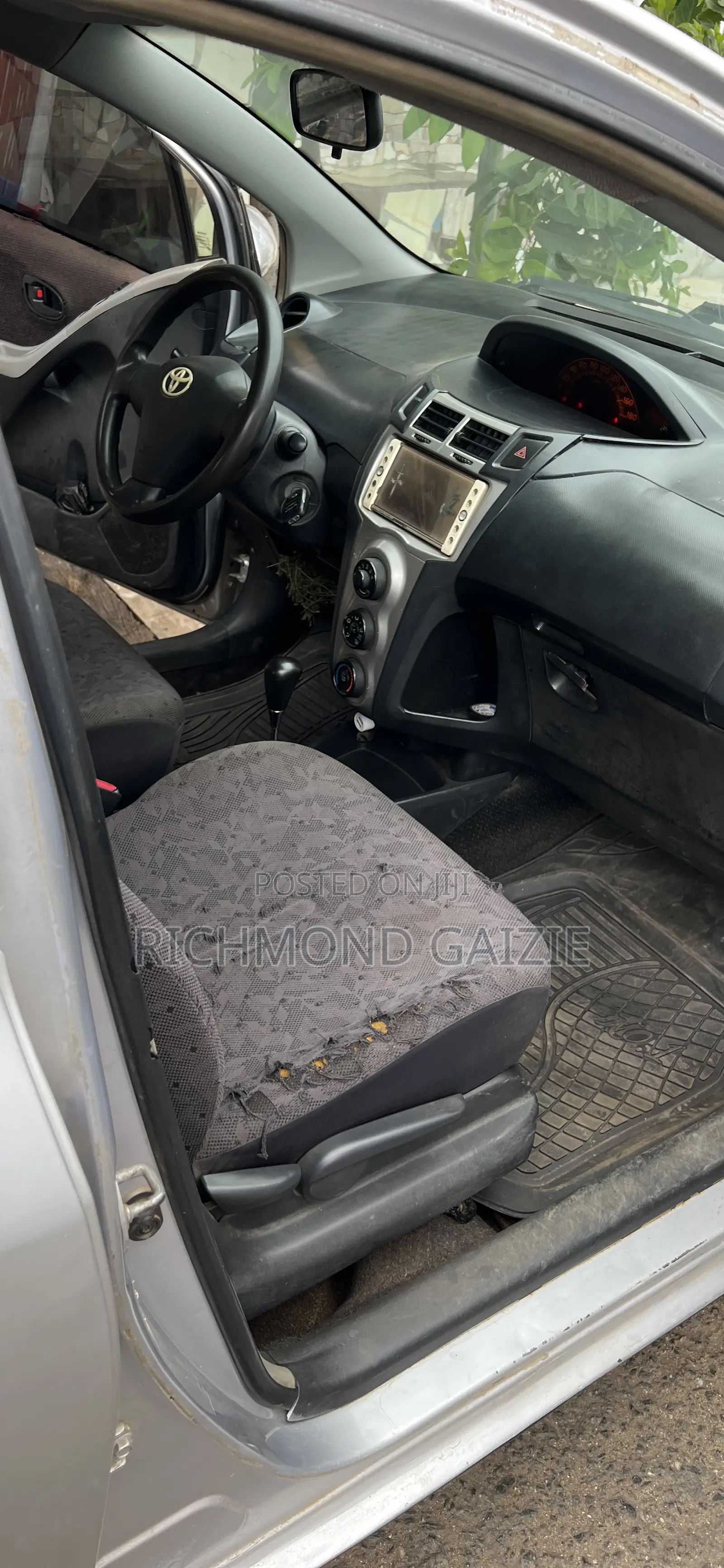 Toyota Vitz 2010 Silver