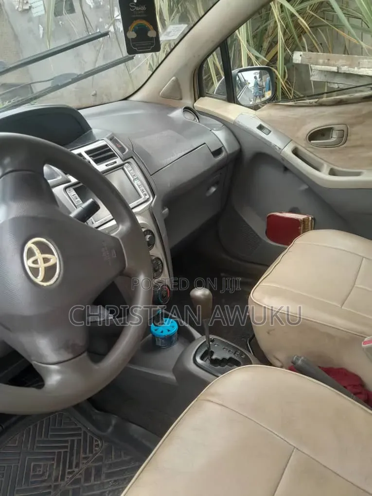 Toyota Vitz 2010 Silver
