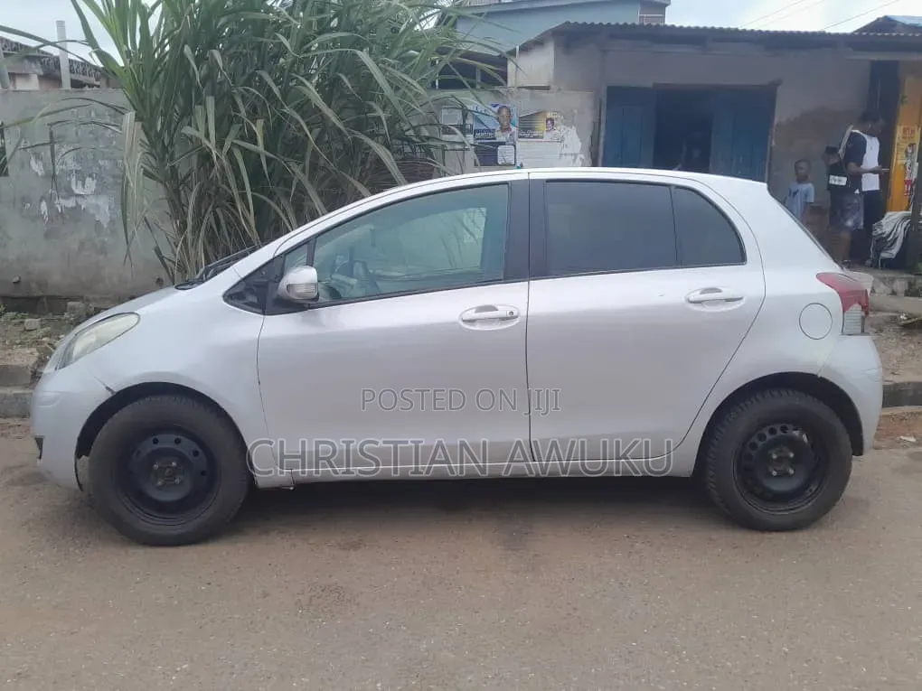 Toyota Vitz 2010 Silver