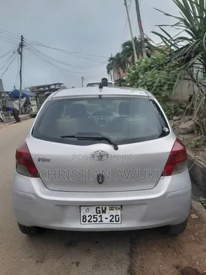 Toyota Vitz 2010 Silver