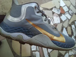 Nike Basketball Sneaker