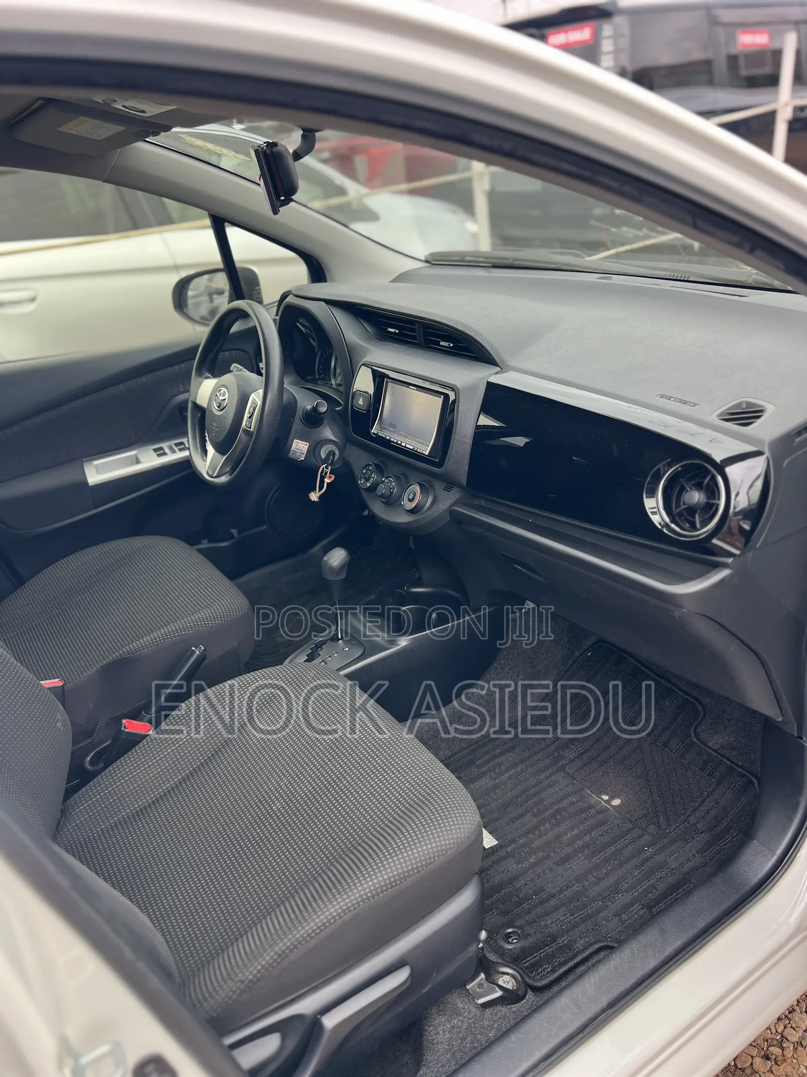 Toyota Vitz 1.3 AWD 5dr 2015 White