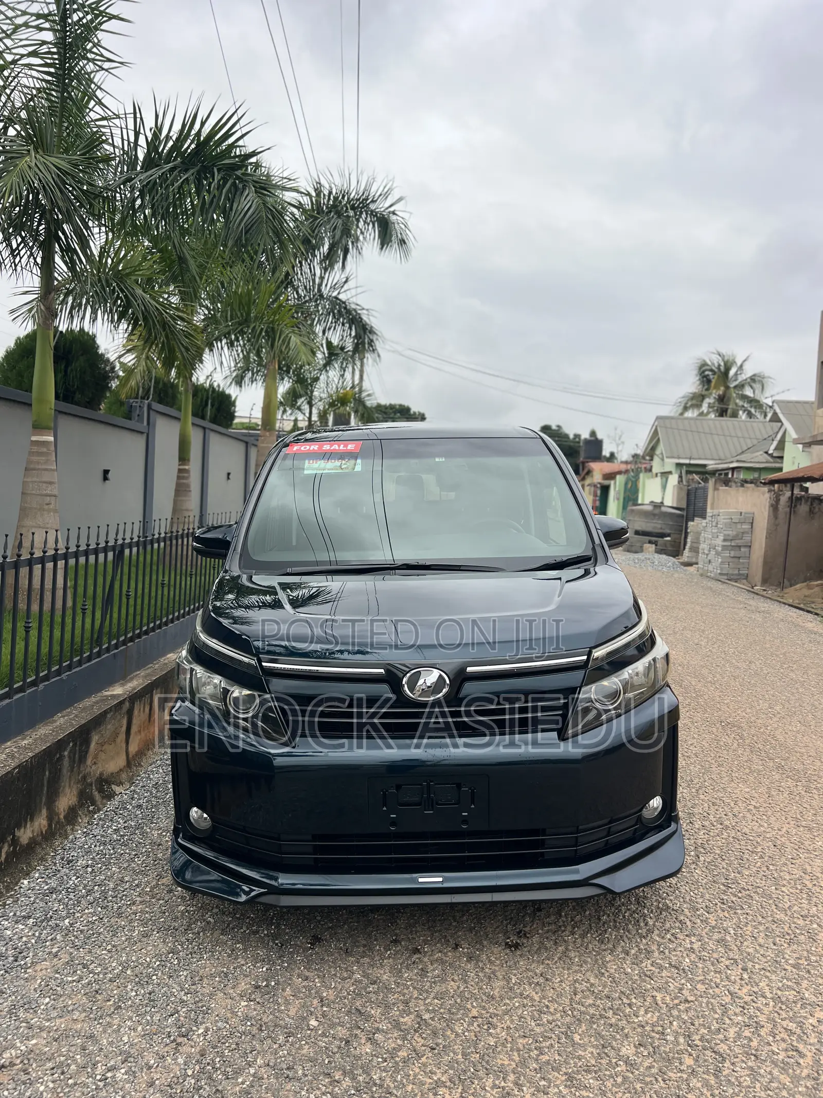 Toyota Voxy V 4WD 8-Seater 2015 Blue