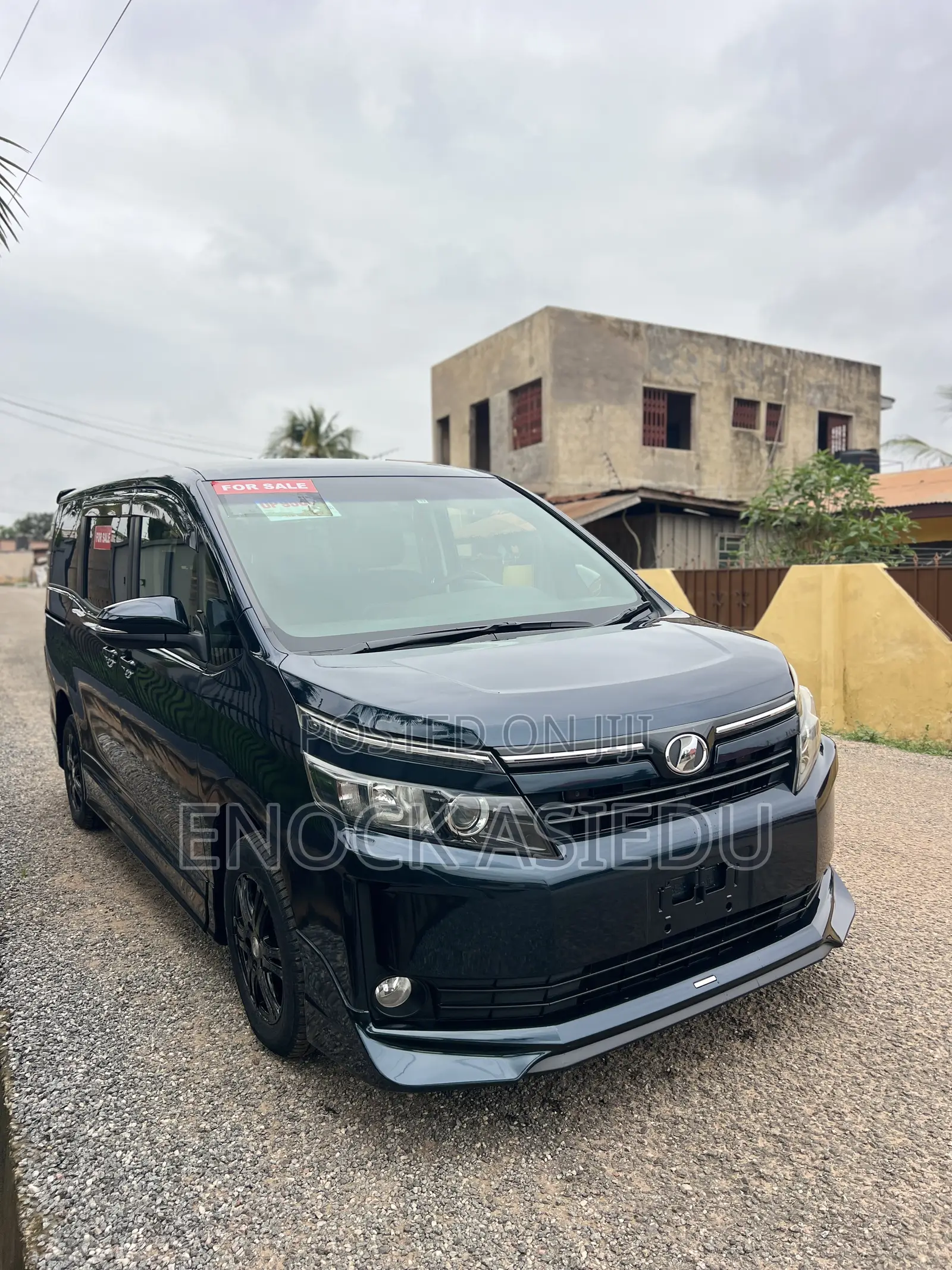 Toyota Voxy V 4WD 8-Seater 2015 Blue