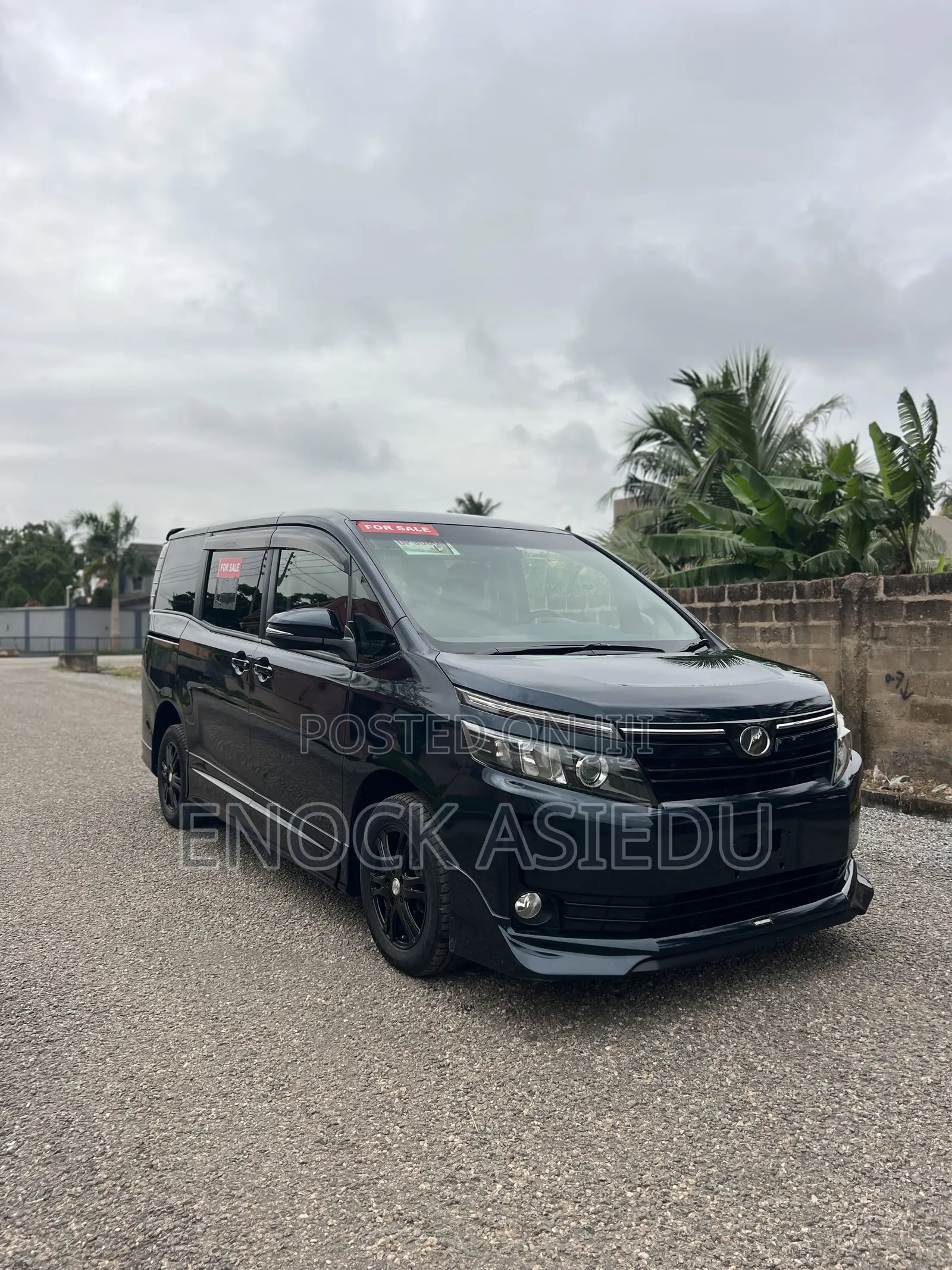 Toyota Voxy V 4WD 8-Seater 2015 Blue