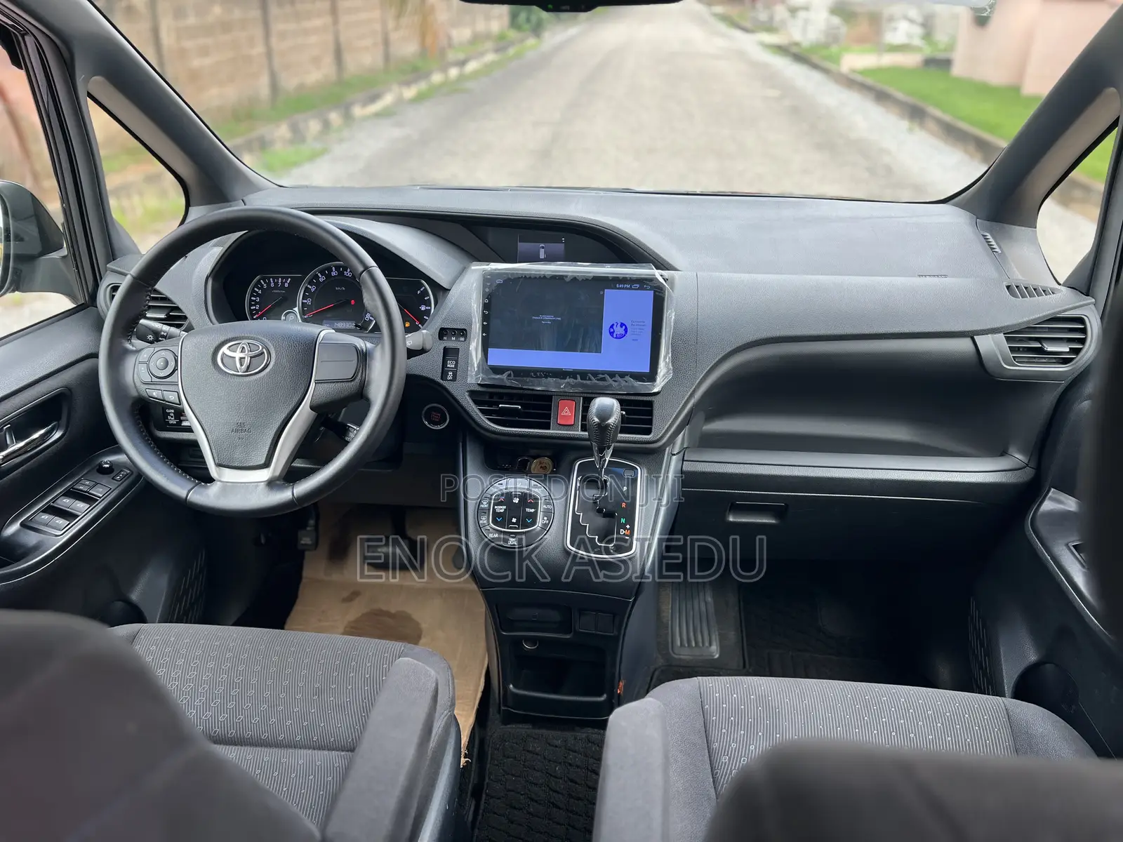 Toyota Voxy V 4WD 8-Seater 2015 Blue