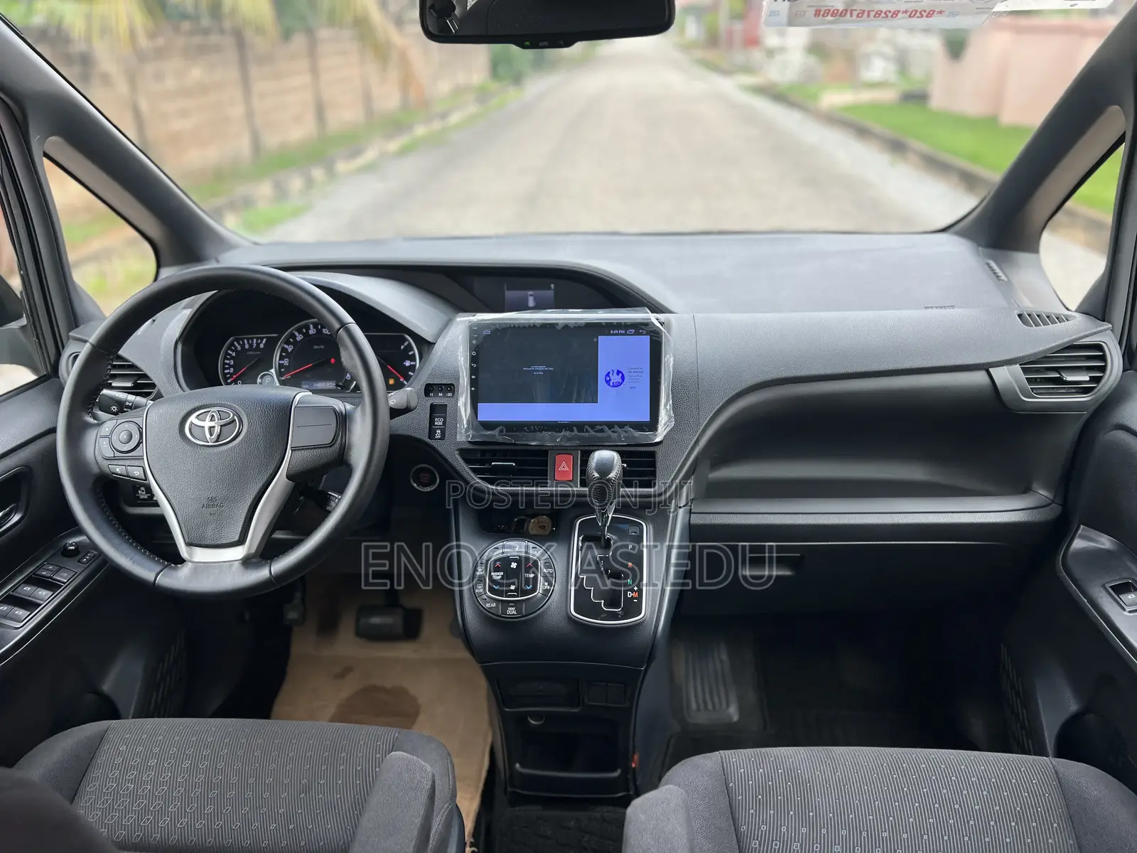 Toyota Voxy V 4WD 8-Seater 2015 Blue
