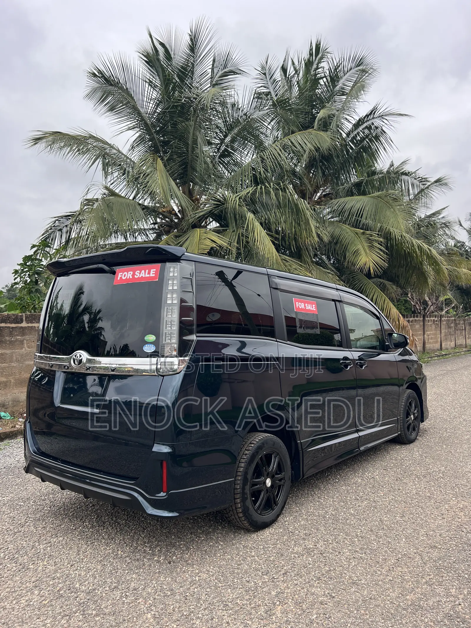 Toyota Voxy V 4WD 8-Seater 2015 Blue