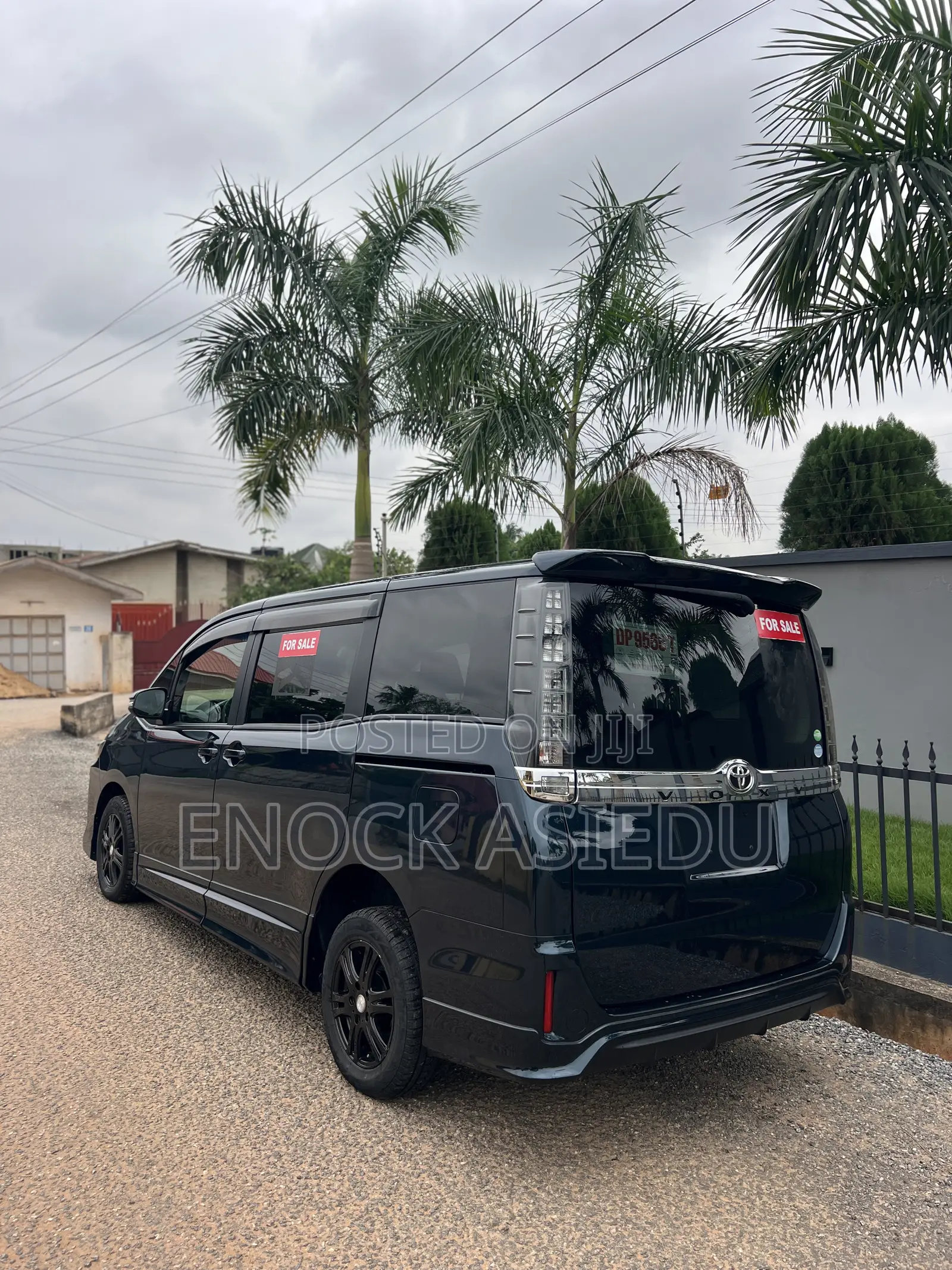 Toyota Voxy V 4WD 8-Seater 2015 Blue