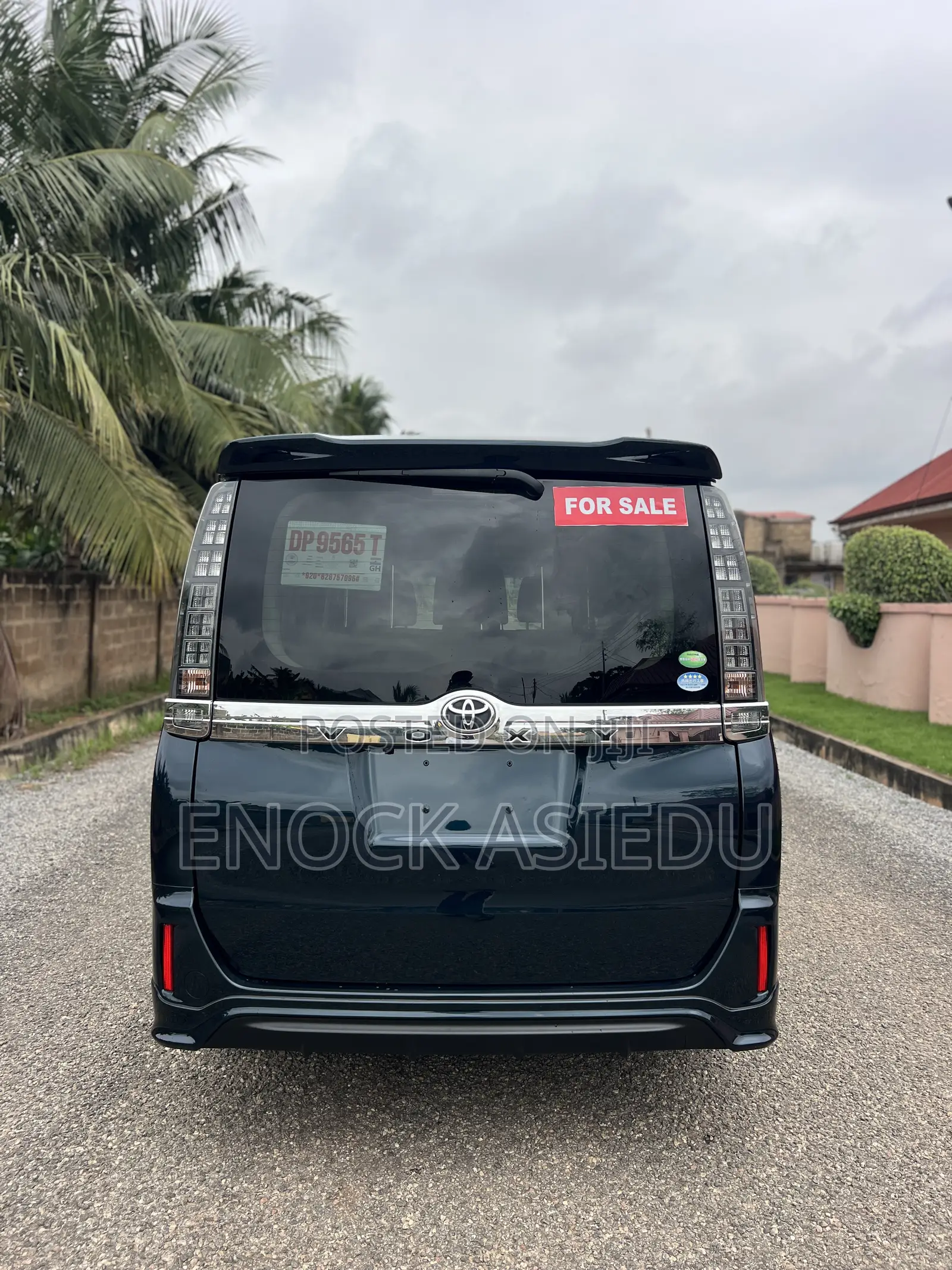 Toyota Voxy V 4WD 8-Seater 2015 Blue