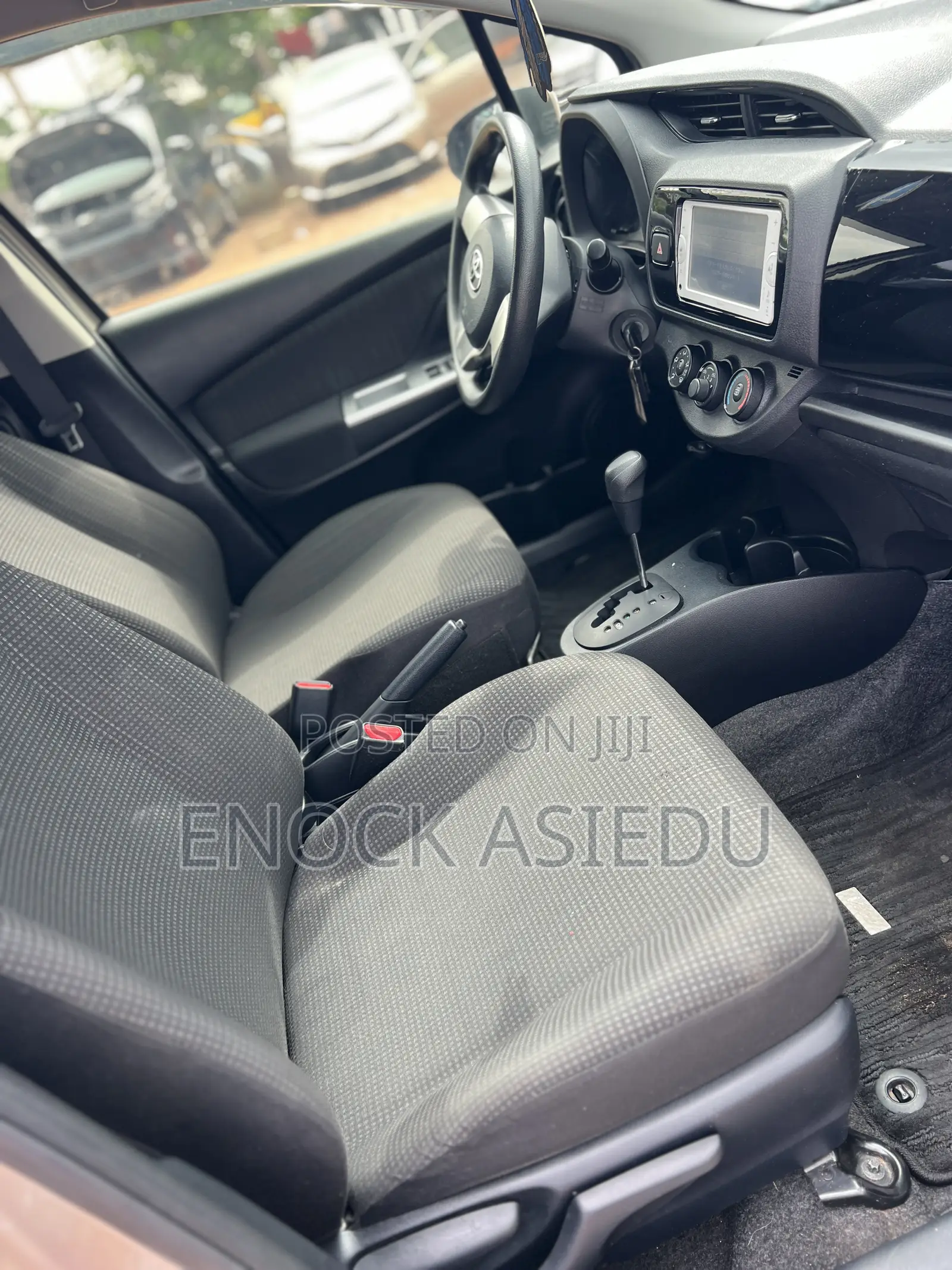 Toyota Vitz 1.3 AWD 5dr 2015 Gold