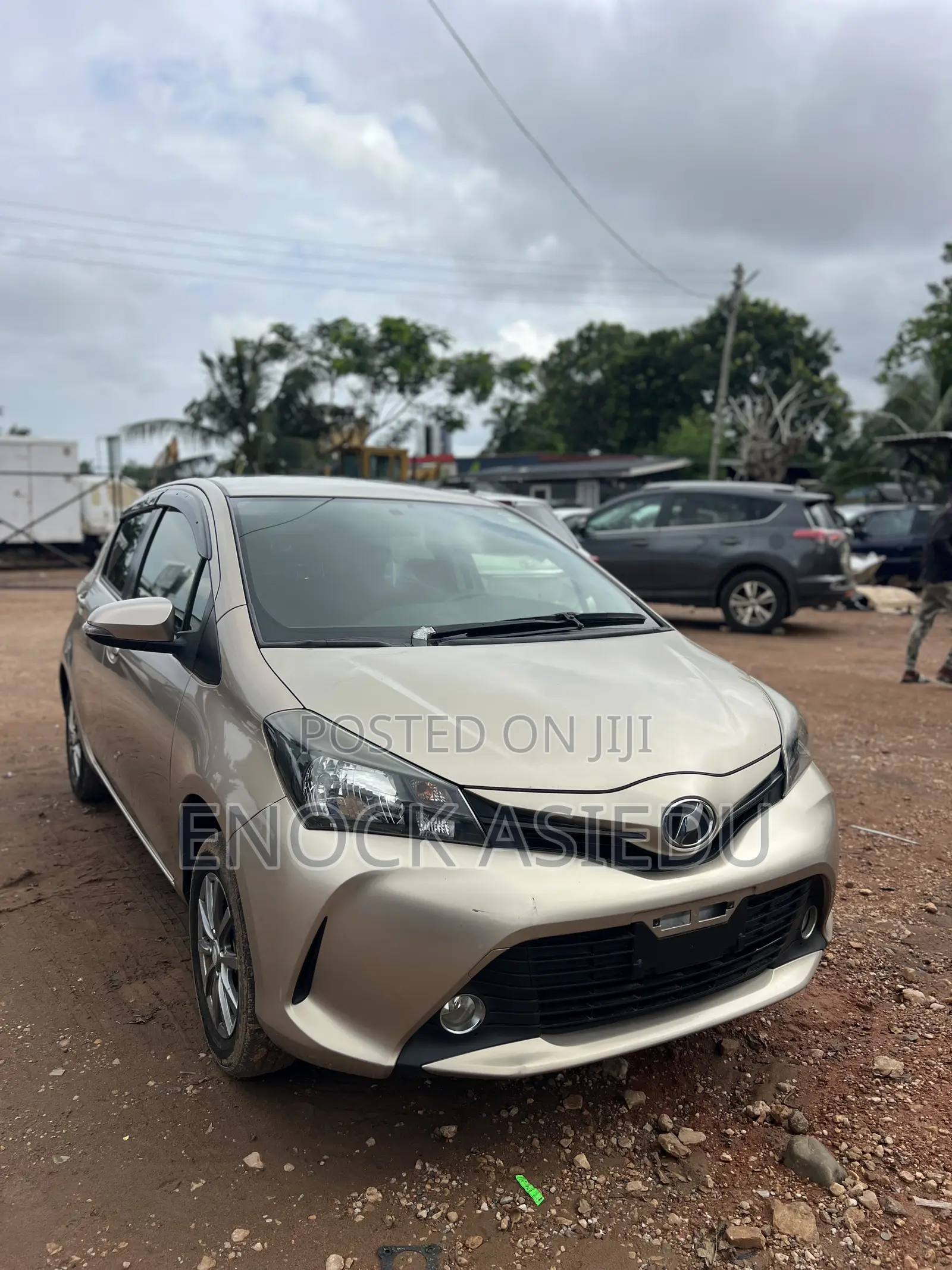 Toyota Vitz 1.3 AWD 5dr 2015 Gold
