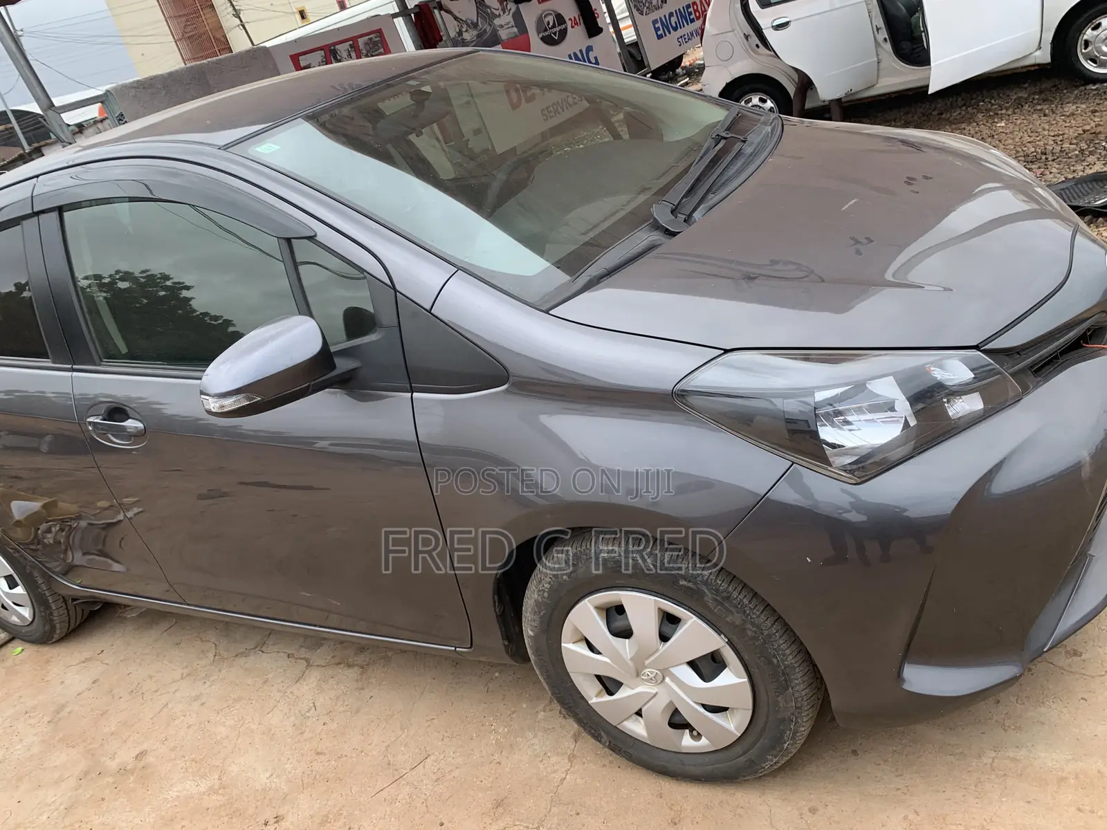 Toyota Vitz 1.3 AWD 5dr 2015 Gray