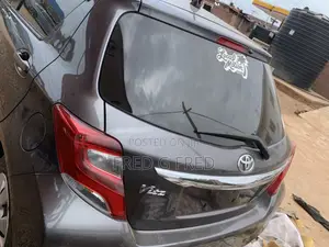 Toyota Vitz 1.3 AWD 5dr 2015 Gray