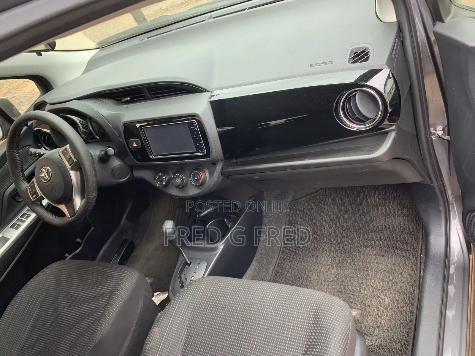 Toyota Vitz 1.3 AWD 5dr 2015 Gray