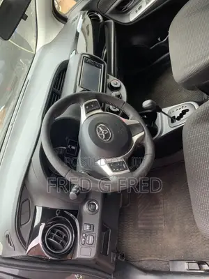 Toyota Vitz 1.3 AWD 5dr 2015 Gray