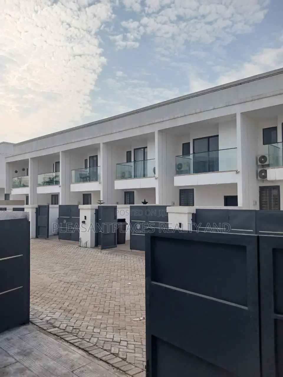 2bdrm Townhouse / Terrace in Pleasantplaces And, Nmai-Dzorn for rent