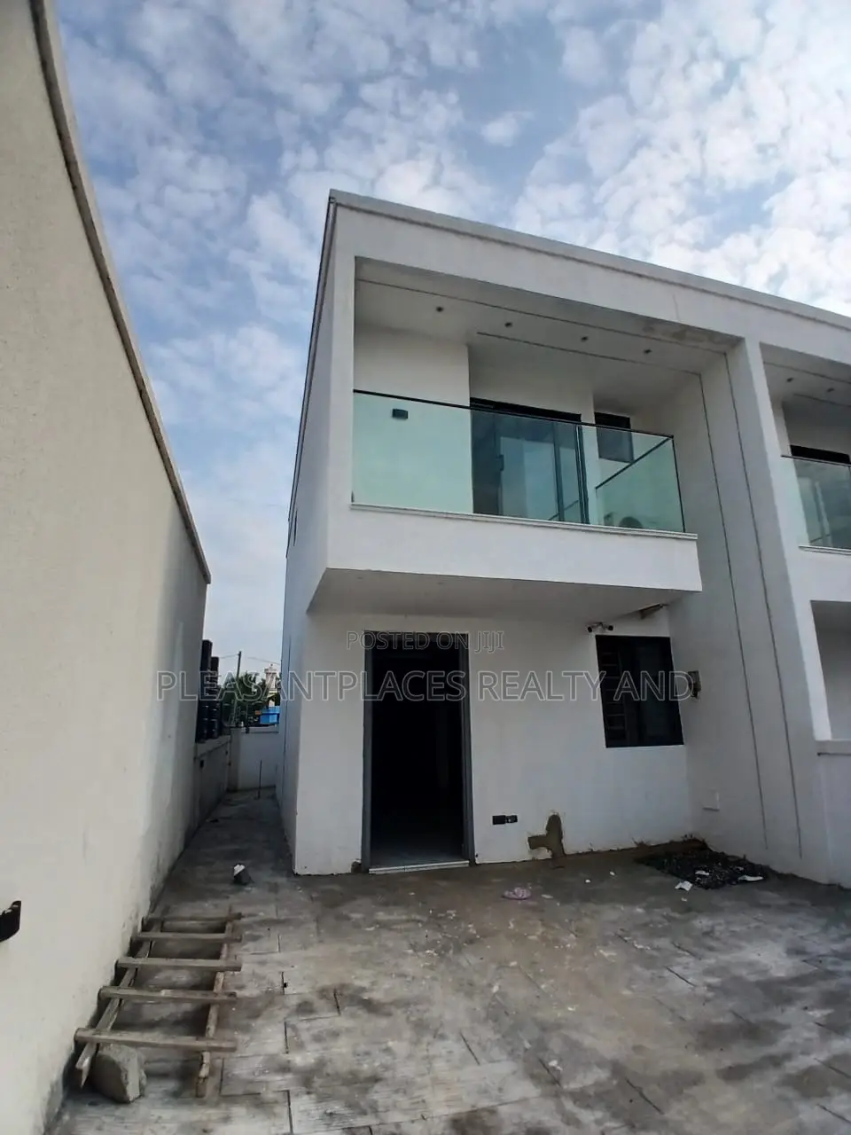 2bdrm Townhouse / Terrace in Pleasantplaces And, Nmai-Dzorn for rent
