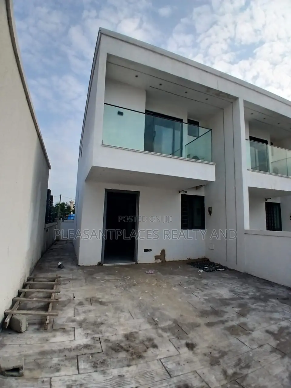 2bdrm Townhouse / Terrace in Pleasantplaces And, Nmai-Dzorn for rent