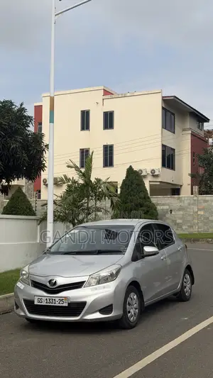 Toyota Vitz 1.0 FWD 5dr 2013 Gray
