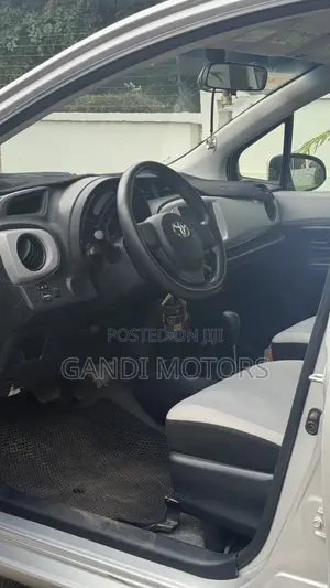 Toyota Vitz 1.0 FWD 5dr 2013 Gray