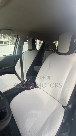 Toyota Vitz 1.0 FWD 5dr 2013 Gray