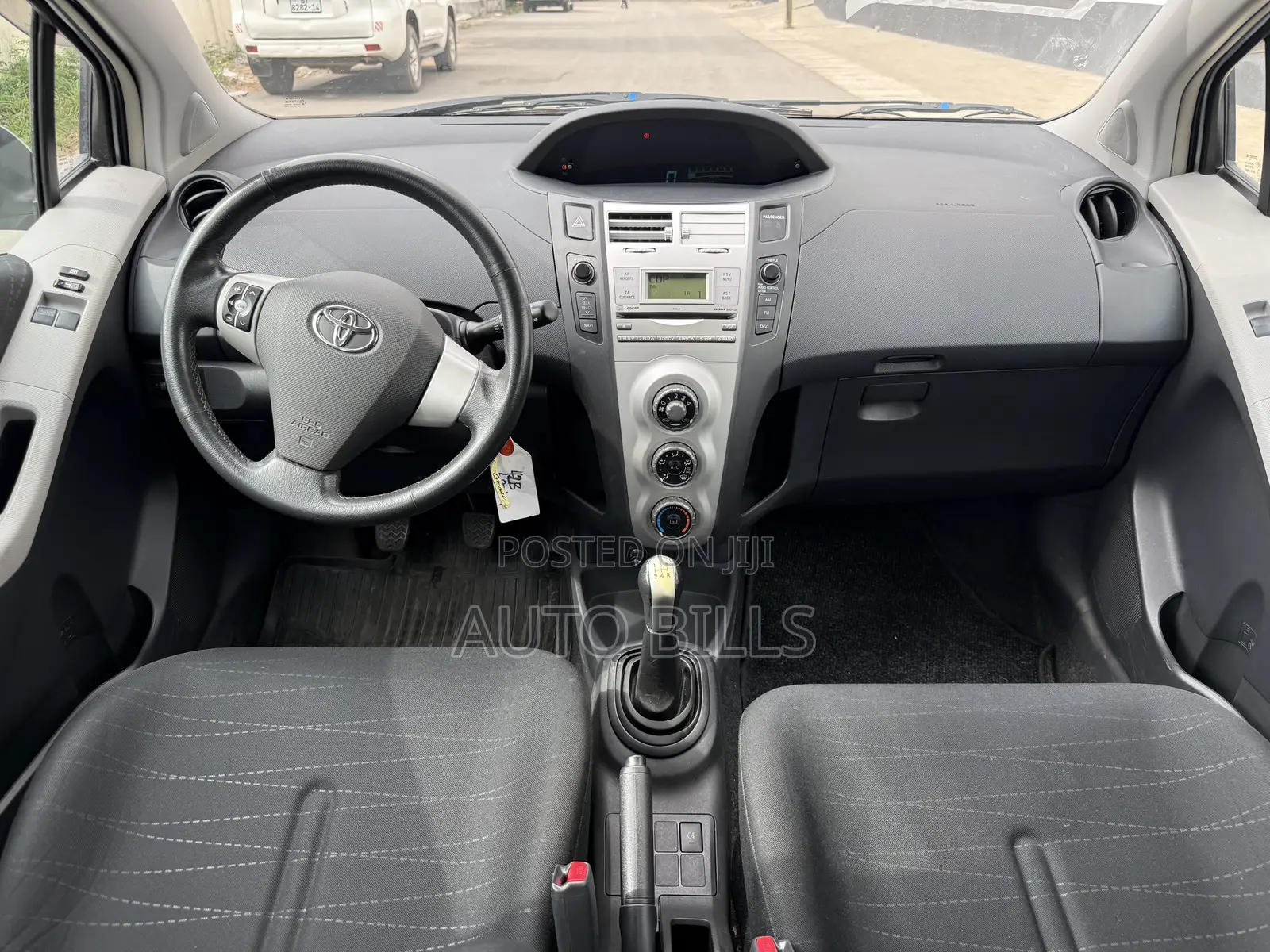 Toyota Yaris Base Hatchback 5dr 2010 Gray
