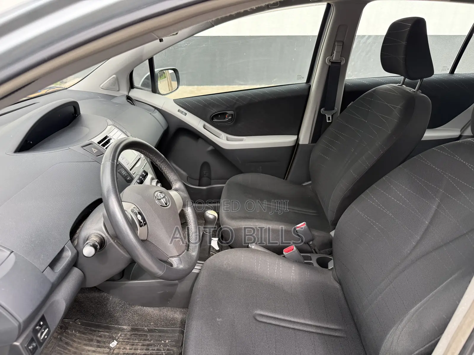 Toyota Yaris Base Hatchback 5dr 2010 Gray